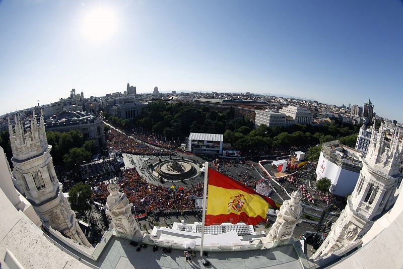 Vista desde el Ayuntamiento de la capital, de la plaza de Cibeles donde miles de jóvenes llegados a Madrid desde distintos países asisten a la misa de bienvenida de los peregrinos de la Jornada Mundial de la Juventud.