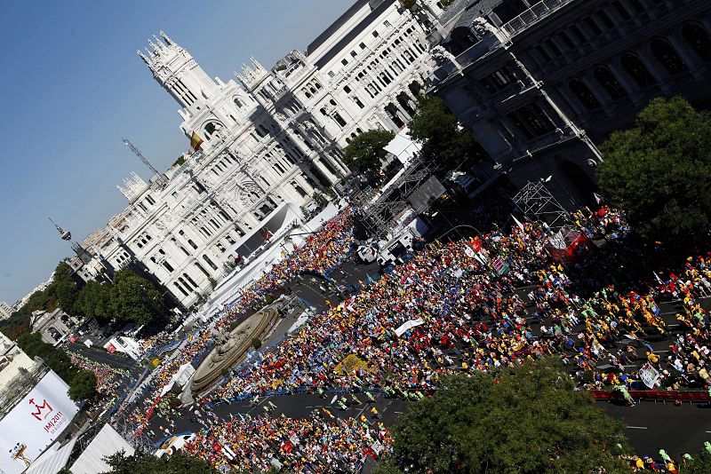 Desde más de dos horas antes de que comenzara la misa, los jóvenes de la JMJ se han ido congregando en Cibeles.