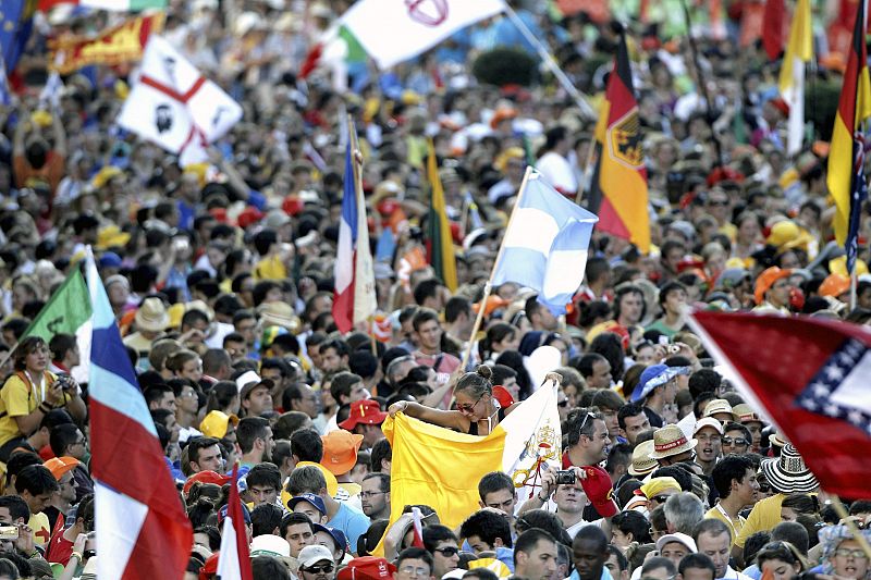 Gran número de personas durante la misa de bienvenida a los peregrinos de la Jornada Mundial de la Juventud (JMJ)