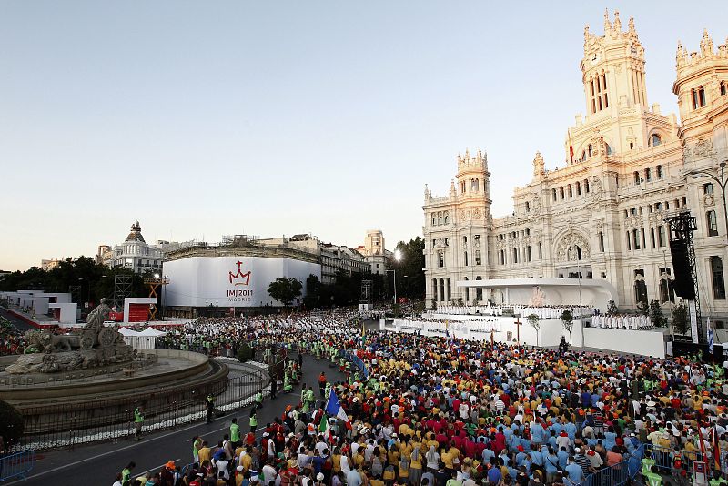 Gran número de personas en la plaza de Cibeles de la capital durante la misa de bienvenida a los peregrinos de la Jornada Mundial de la Juventud