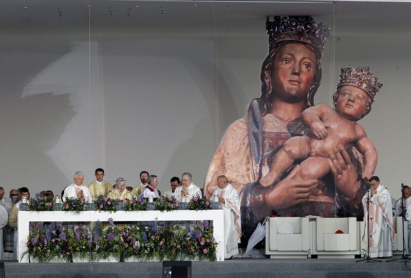 Una imagen de la Virgen María ha presidido el altar en el que se ha celebrado la misa.