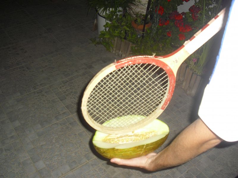 A la fruta más dulce del verano la parte una raqueta de los años 70.