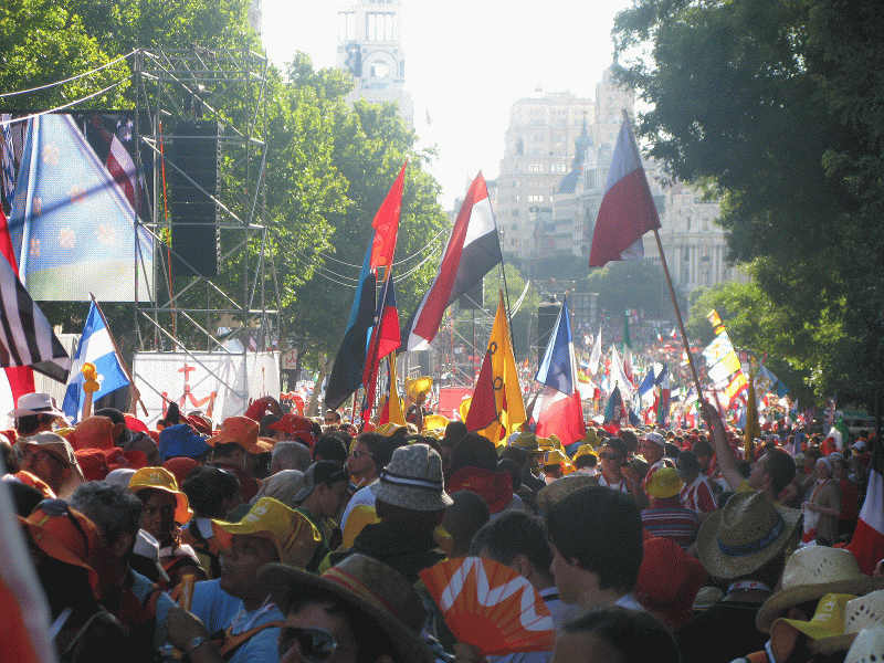 Banderas de todos los paises participantes ondean en la misa inaugural