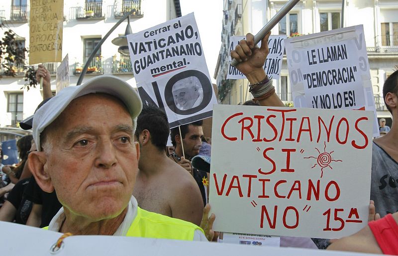 Varias personas durante la marcha laica llevada a cabo en Madrid contra la visita del papa por la JMJ.