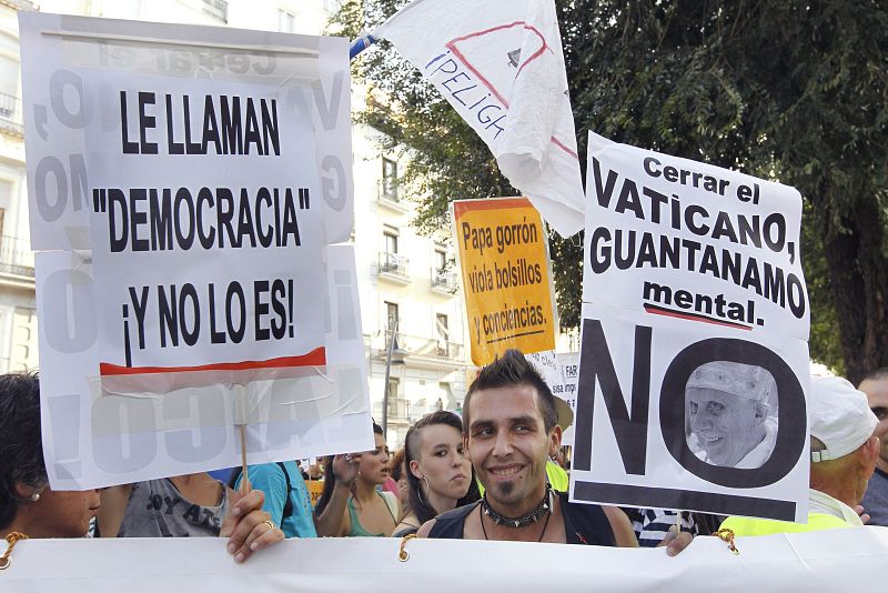 En las pancartas se pueden leer lemas como "Cerrar el Vaticano. Guantánamo moral, no".