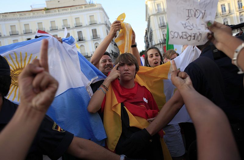 Un peregrino señala su cabeza como gesto de protesta durante la manifestación en Sol.