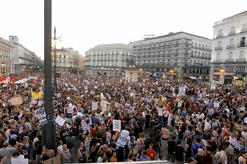 Miles de manifestantes llenan la plaza de Sol durante la marcha