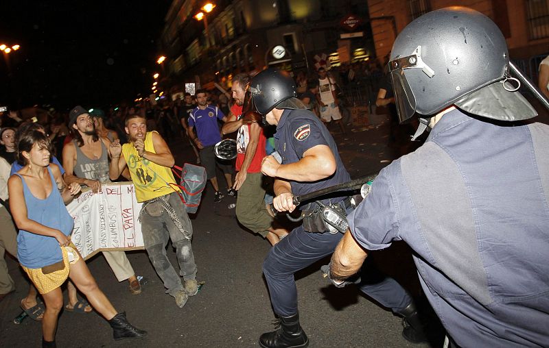 La policía se enfrenta a los manifestantes tras la manifestación antipapa.