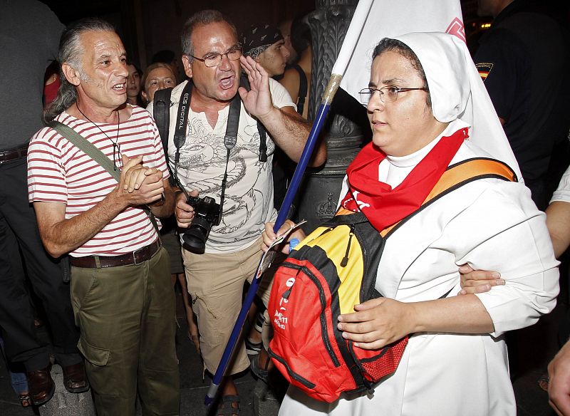 Manifestantes laicos abuchean a una monja que participa en la JMJ