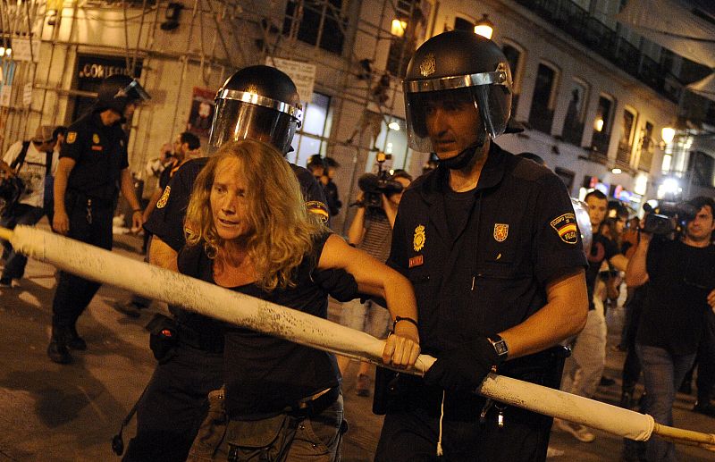 La carga policial se ha saldado con seis detenidos y dos policías heridos