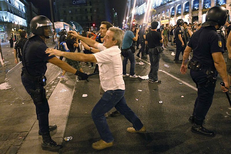 La tensión ha aumentado en las inmediaciones de la Puerta del Sol donde se ha incrementado la presencia policial
