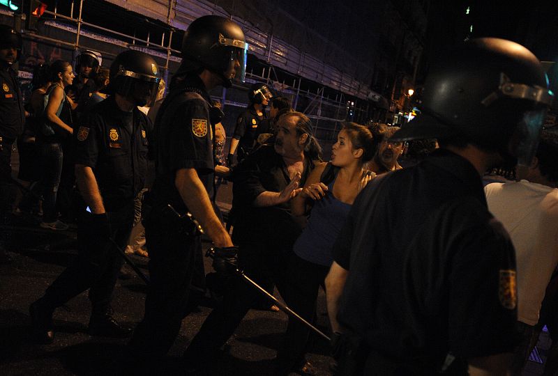 Tensión entre los participantes de la marcha laica y la policía