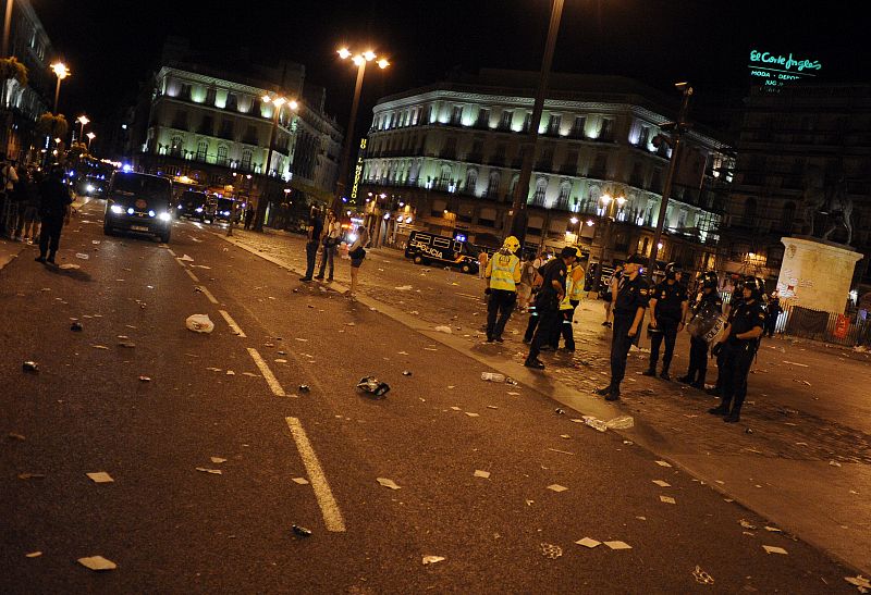 Agentes de la Policía Nacional permanecen en la Puerta del Sol tras la carga policial