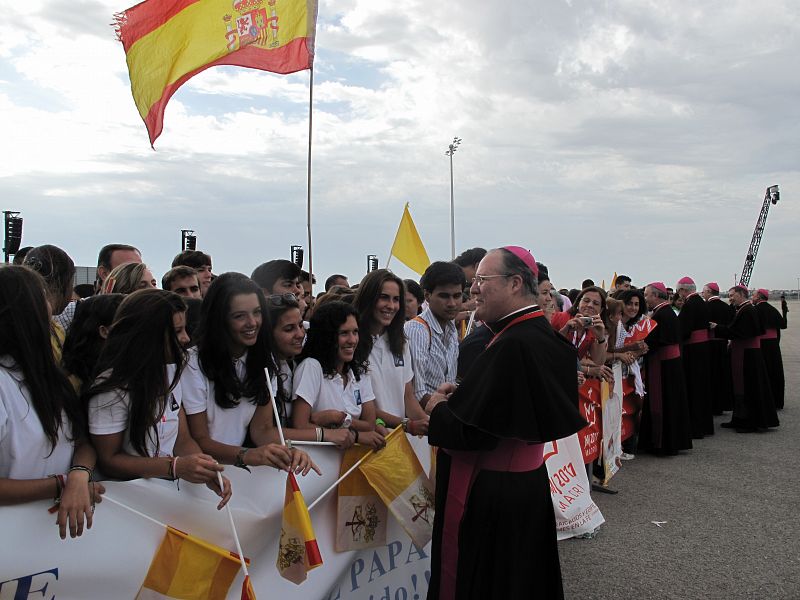 Los arzobispos charlan con los peregrinos en los momenots previos de la llegada a Madrid del papa