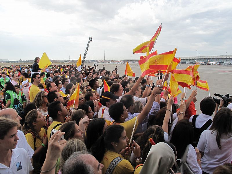 Banderas de todo el mundo junto con los peregrinos serán los encargados de recibir al papa en Barajas