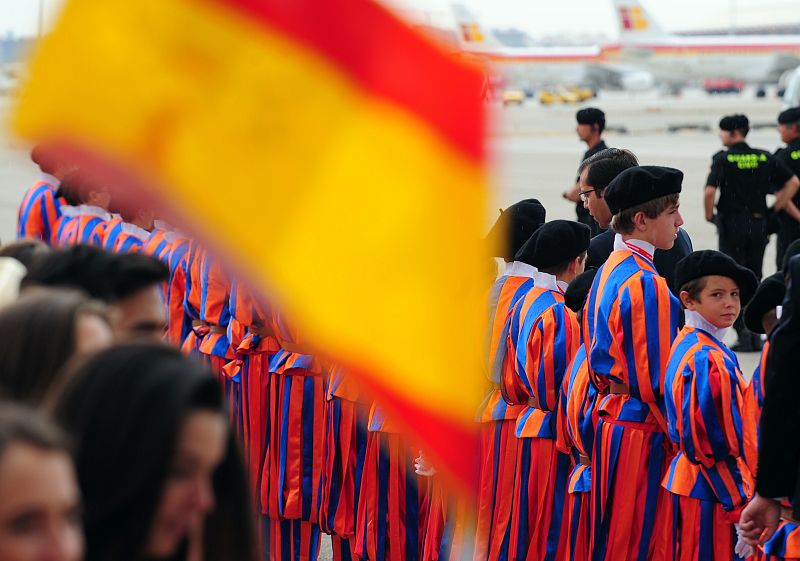 Niños vestidos con el uniforme de la Guardia Suiza esperan a que Benedicto XVI aterrice en Barajas