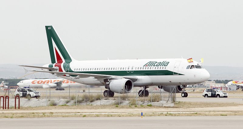 El avión del papa Benedicto XVI a su llegada al aeropuerto de Barajas en Madrid,