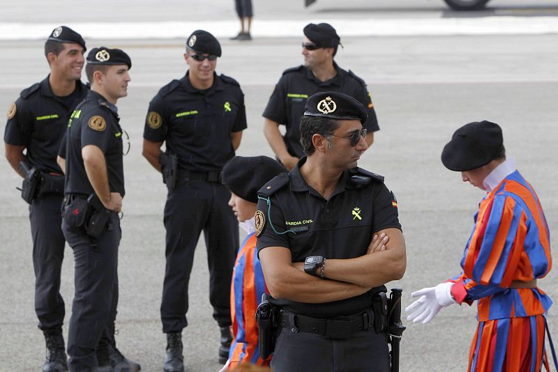 Efectivos de la Guardia Civil junto a un grupo de niños ataviados con el uniforme típico de la guardia suiza