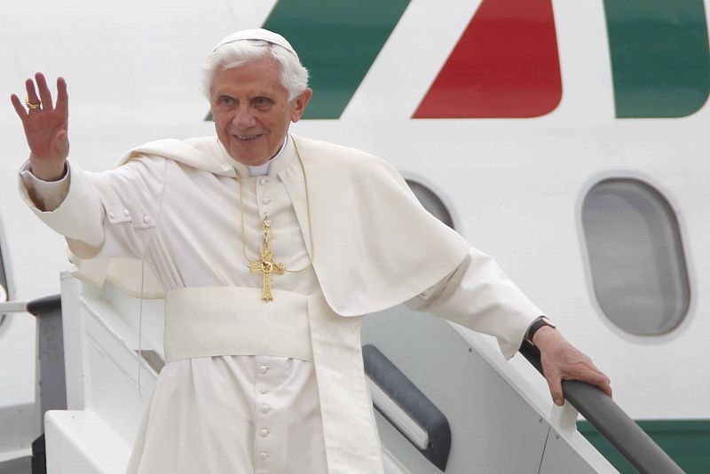 El papa Benedicto XVI saluda a su llegada al aeropuerto de Barajas en Madrid,
