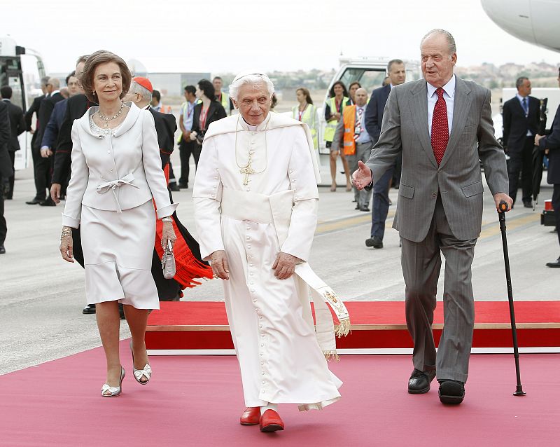 Los Reyes reciben al papa Benedicto XVI tras su llegada al aeropuerto de Barajas