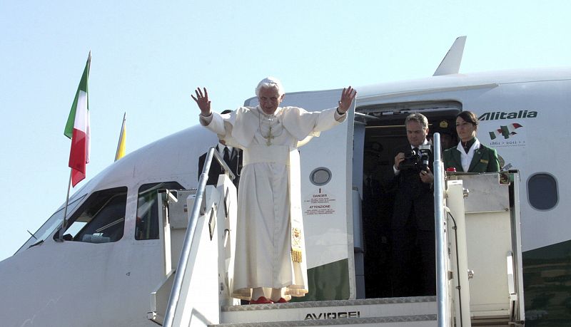 El papa Benedicto XVI saluda antes de emprender viaje desde Roma (