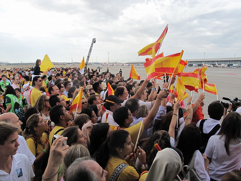 Peregrinos de todas las nacionalidades celebran la llegada del papa a Madrid