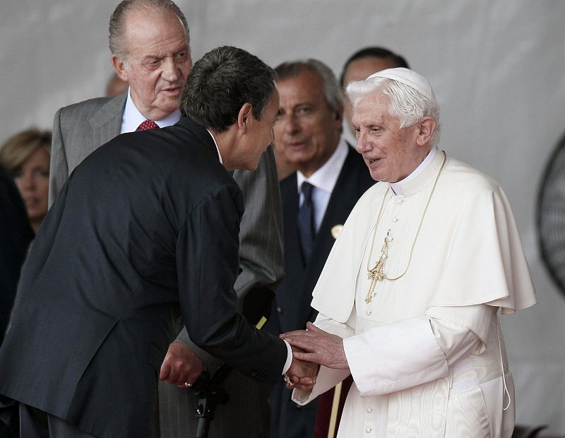 El presidente del Gobierno, José Luis Rodriguez Zapatero, saluda al papa a su llegada a Barajas