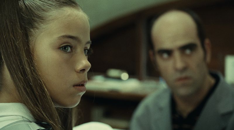 Úrsula (Iris Almeida) es una niña un tanto inquietante que vive en el edificio.