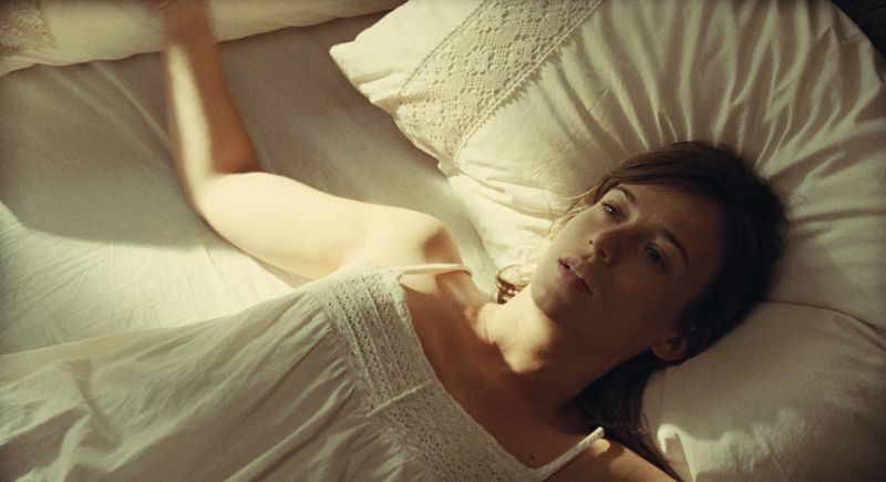 La nueva vecina del edificio, Clara (Marta Etura) es una chica amable, risueña y atractiva. Es un nuevo juguete perfecto para César.