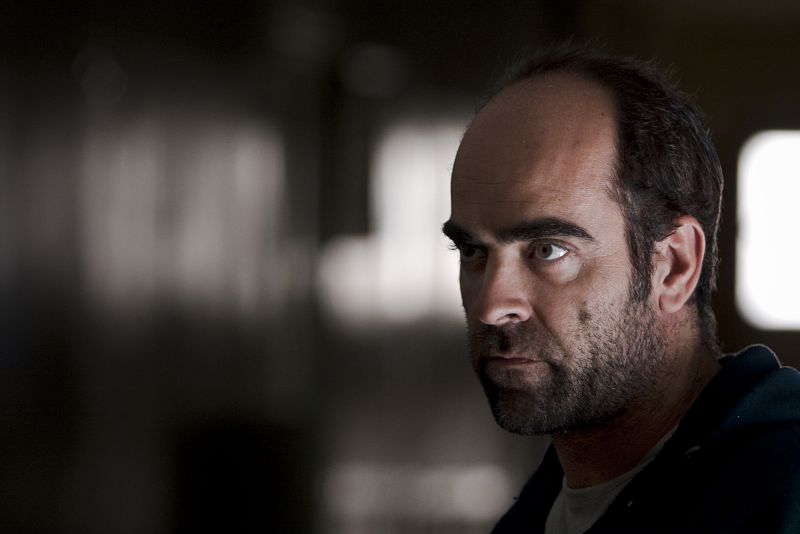 César (Luis Tosar) trabaja como portero en un edificio de viviendas. Aparentemente, lleva una vida normal. Sin embargo, su control sobre las vidas de los inquilinos es un arma de doble filo.