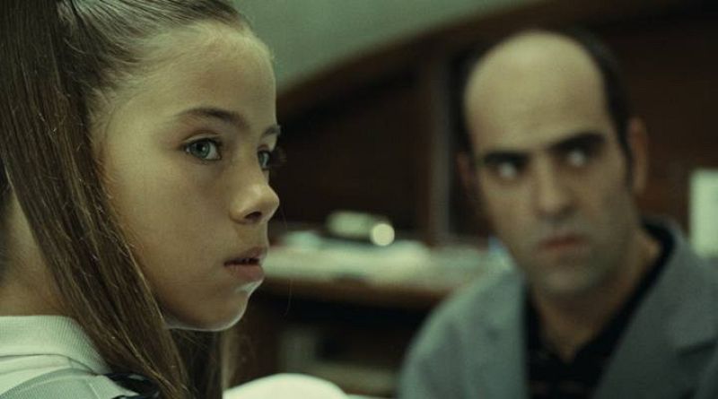 Úrsula (Iris Almeida) es una niña un tanto inquietante que vive en el edificio.