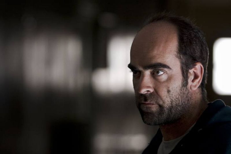 César (Luis Tosar) trabaja como portero en un edificio de viviendas. Aparentemente, lleva una vida normal. Sin embargo, su control sobre las vidas de los inquilinos es un arma de doble filo.