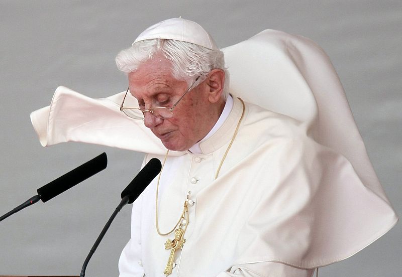 El papa Benedicto XVI durante el discurso que ha pronunciado en el aeropuerto de Barajas