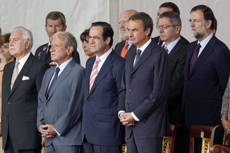 El presidente del Gobierno, del Congreso, del tribunal Supremo y del Consejo General del Poder Judicial, junto al líder del  PP escuchan la intervención del papa