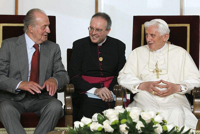 El rey Juan Carlos y el papa Benedicto XVI durante el encuentro privado que han mantenido en el pabellón de Estado del aeropuerto de Barajas