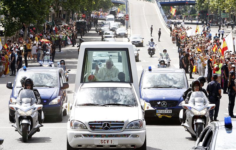 El papamóvil se dirige a la sede de la Nunciatura