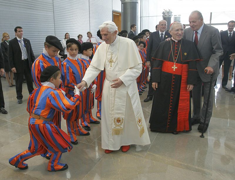 El papa Benedicto XVI saluda a un grupo de niños ataviados con el uniforme típico de la guardia suiza