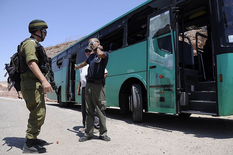 Imagen del autobús que ha sido tiroteado cerca de Eilat, en Israel