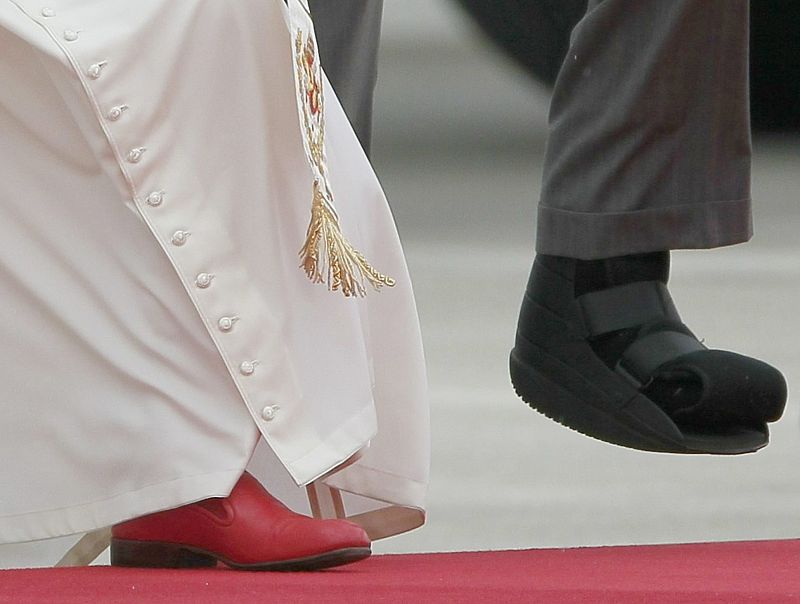 Detalle del zapato el papa Benedicto XVI y la férula del rey Juan Carlos