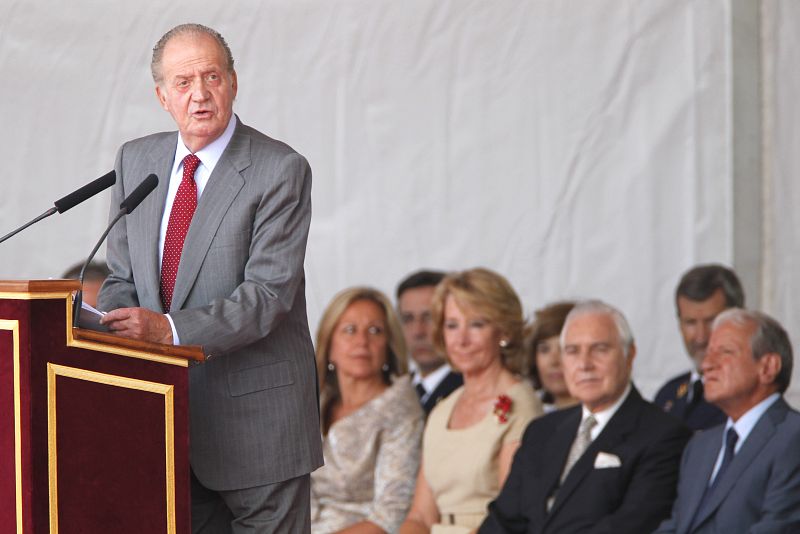 El rey Juan Carlos pronuncia su discurso de bienvenida en el aeropuerto de Barajas