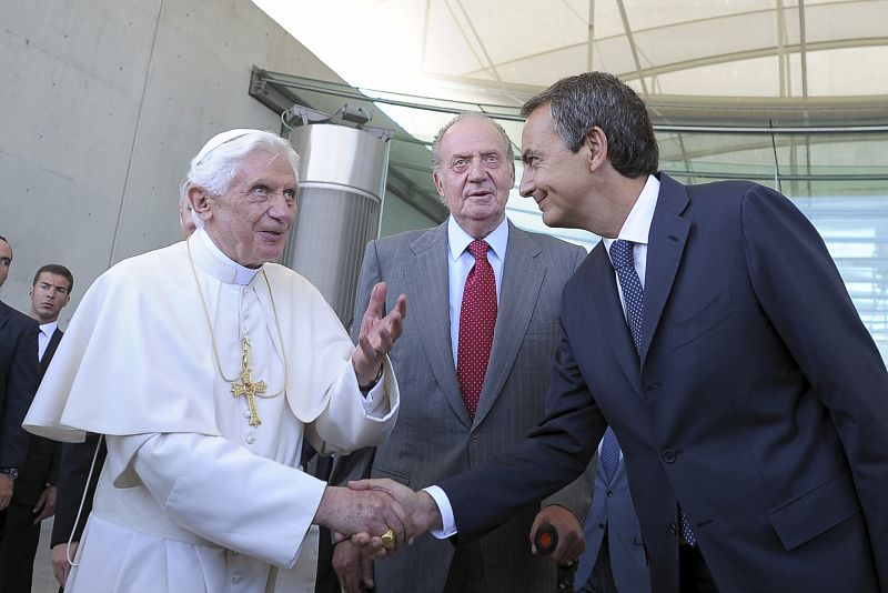 El papa Benedicto XVI se despide del presidente Zapatero para dirigirse a la Nunciatura