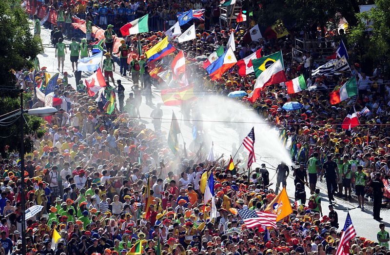 Cañones de agua refrescan a los peregrinos que esperan a Benedicto XVI