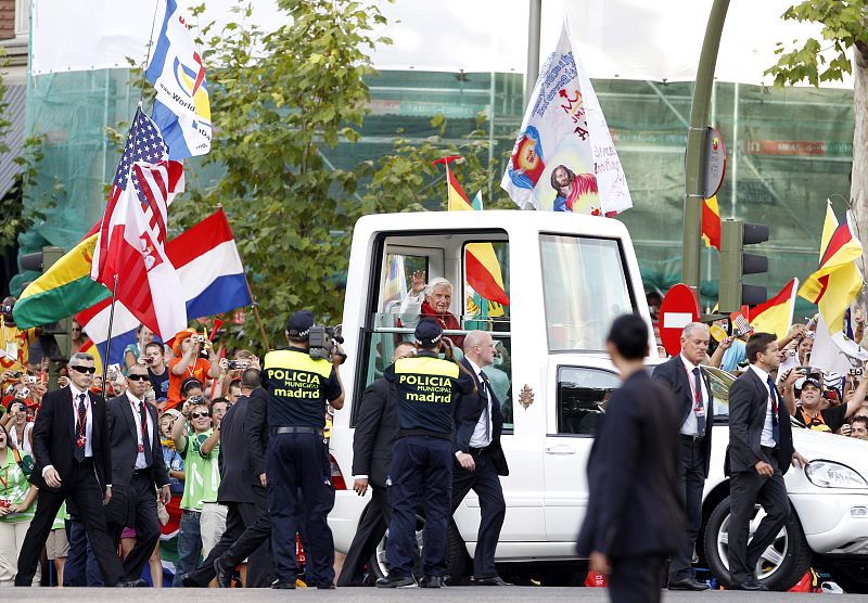 El papa Benedicto XVI lsaluda a la multitud congregada en el centro de Madrid