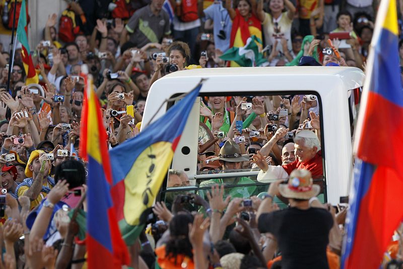 El papa Benedicto XVI saluda a la multitud de peregrinos