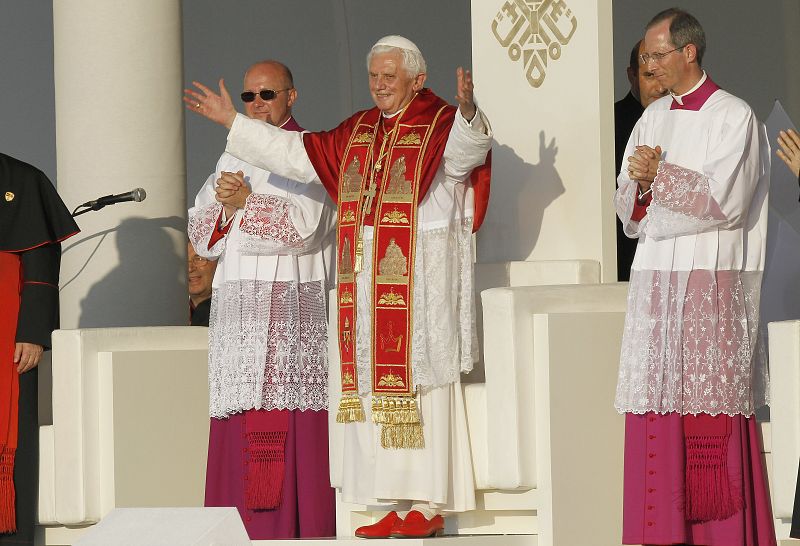 El papa saluda en Cibeles