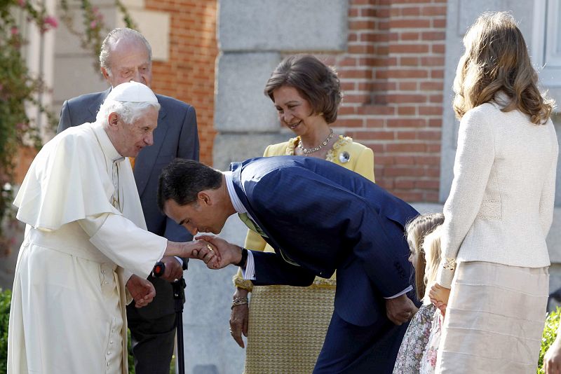 El príncipe de Asturias besa el anillo al papa a su llegada a La Zarzuela