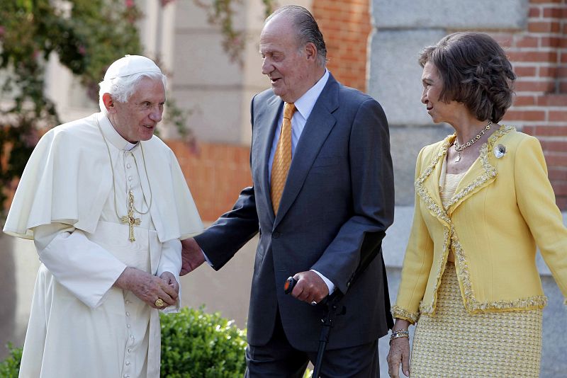 Los reyes reciben al papa Benedicto XVI con motivo de la visita de cortesía que el Santo Padre ha realizado en el Palacio de la Zarzuela