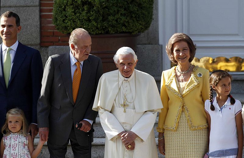 El papa y los reyes de España sonríen para los medios gráficos