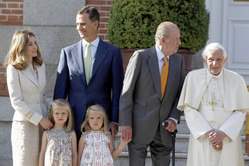 El papa Benedicto XVI acompañado por el rey Juan Carlos, los príncipes de Asturias con las infantas Leonor y Sofía posan para la foto de familia