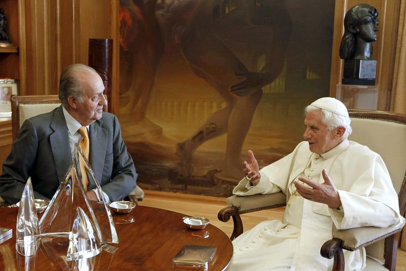 El rey Juan Carlos y el papa Benedicto XVI durante el encuentro que han mantenido hoy en el Palacio de la Zarzuela, en Madrid